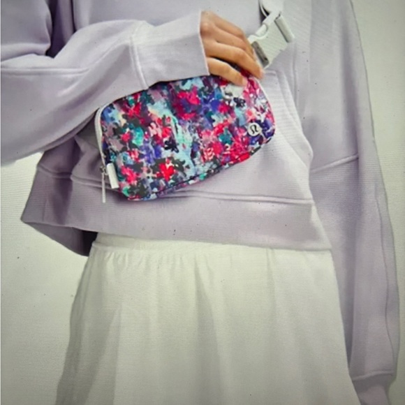 Lululemon Everywhere Belt Bag: Floral/Multi NWT - Picture 1 of 13